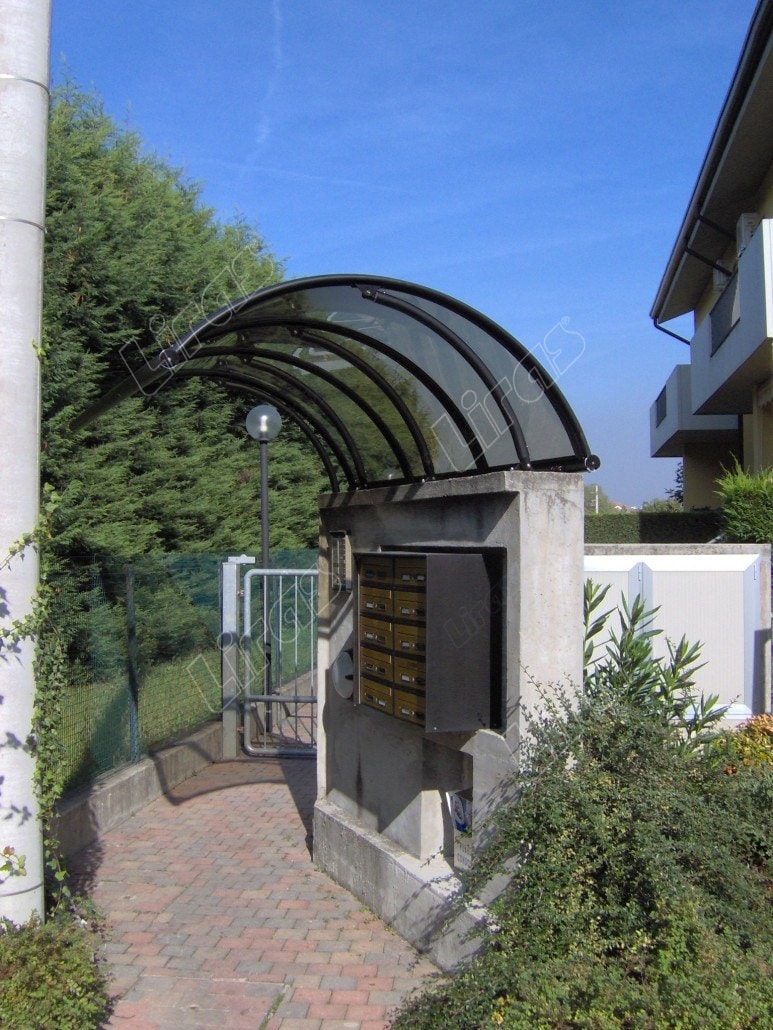 Pensilina a tunnel sopra un vialetto pedonale