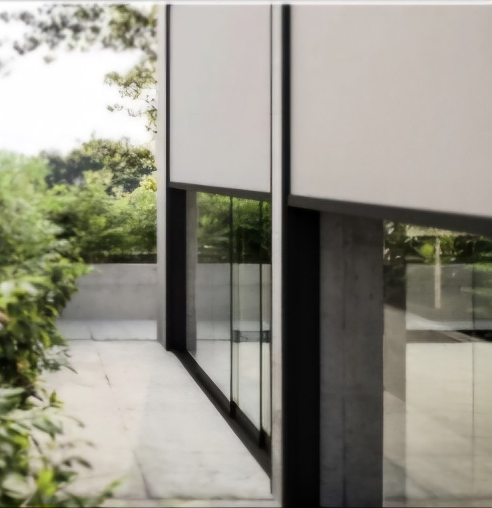 Tenda Screen Plus su una vetrata panoramica affacciata sul giardino