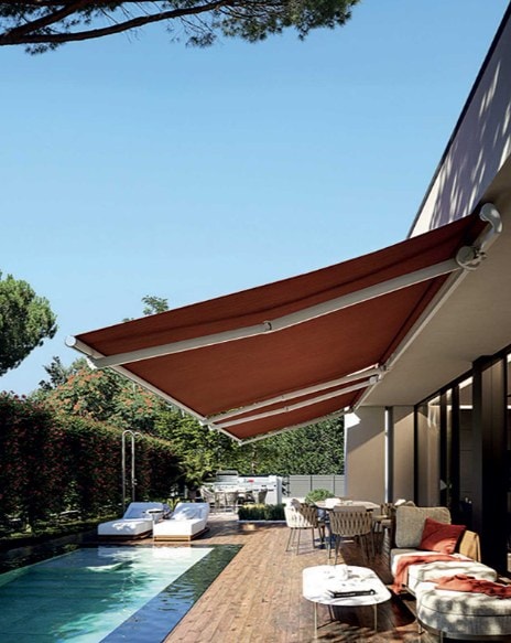 Tende Summer rosse sopra una terrazza in legno con piscina