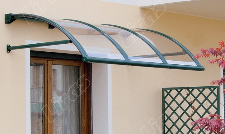 Pensilina ad arco in policarbonato sopra una porta finestra