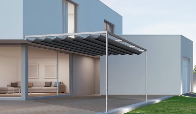 Tenda orizzontale scura su una struttura addossata a una casa moderna