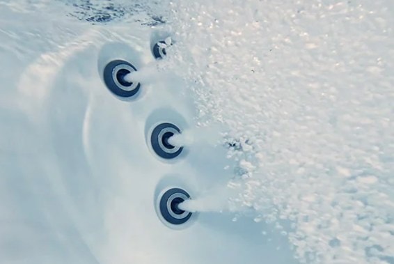 Getti di una spa J-225 sott’acqua, visti da vicino