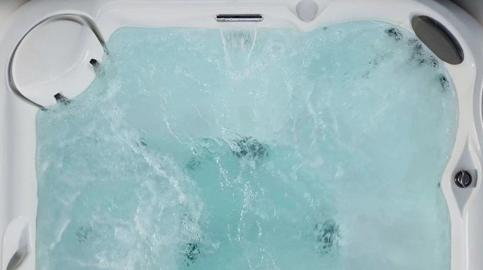 Acqua in movimento e poggiatesta della spa Omnia, visti dall’alto