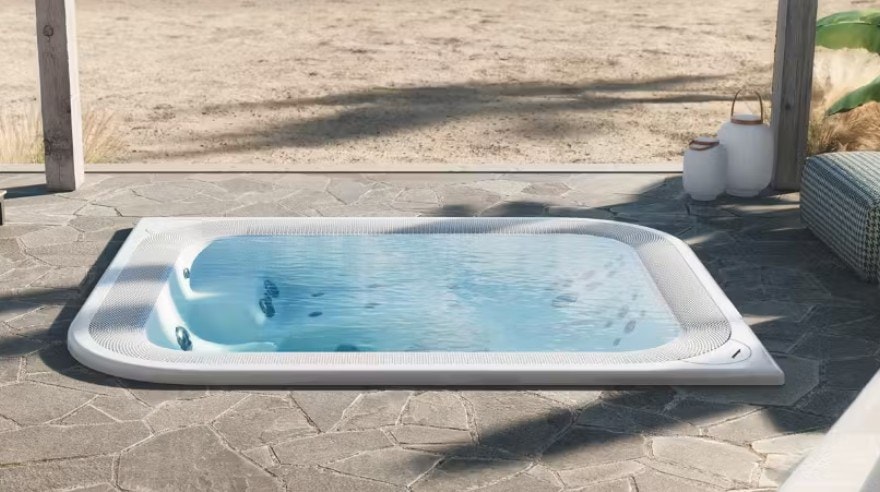 Spa Virtus incassata in una pavimentazione in pietra, vicino alla spiaggia