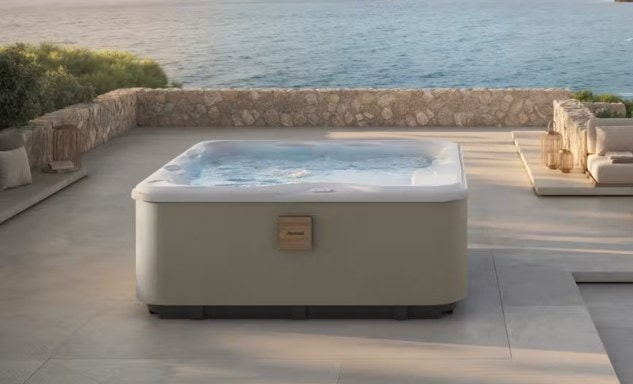 Spa Lodge+ color sabbia su una terrazza in pietra affacciata sul mare