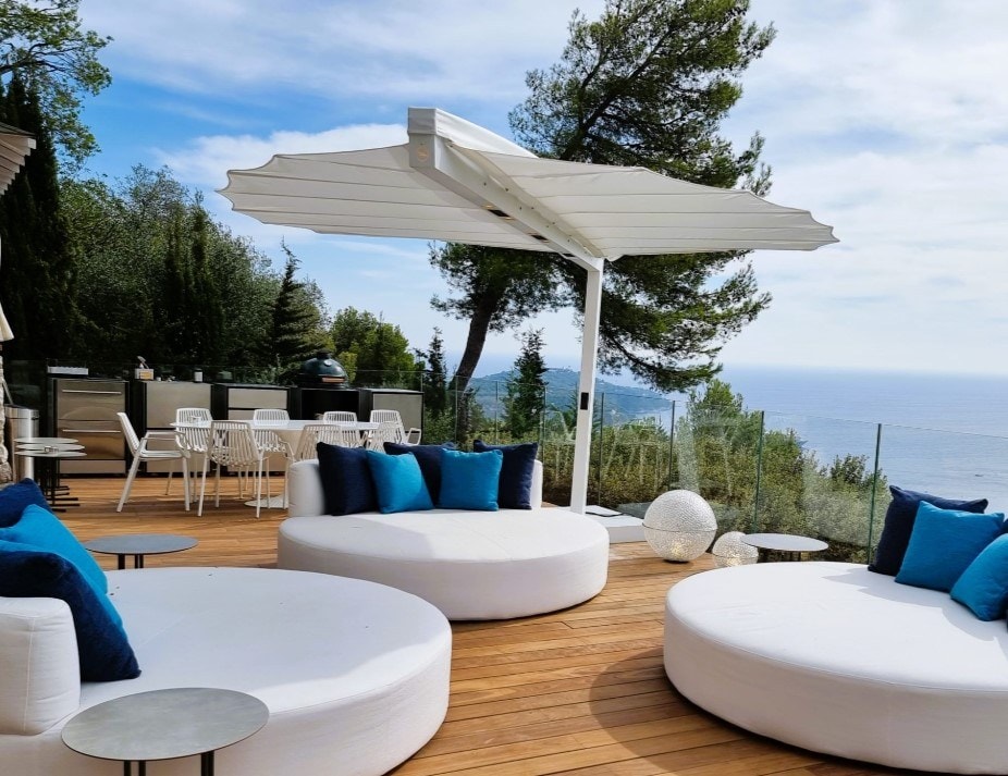 Vela Leaf su una terrazza vista mare con divani bianchi