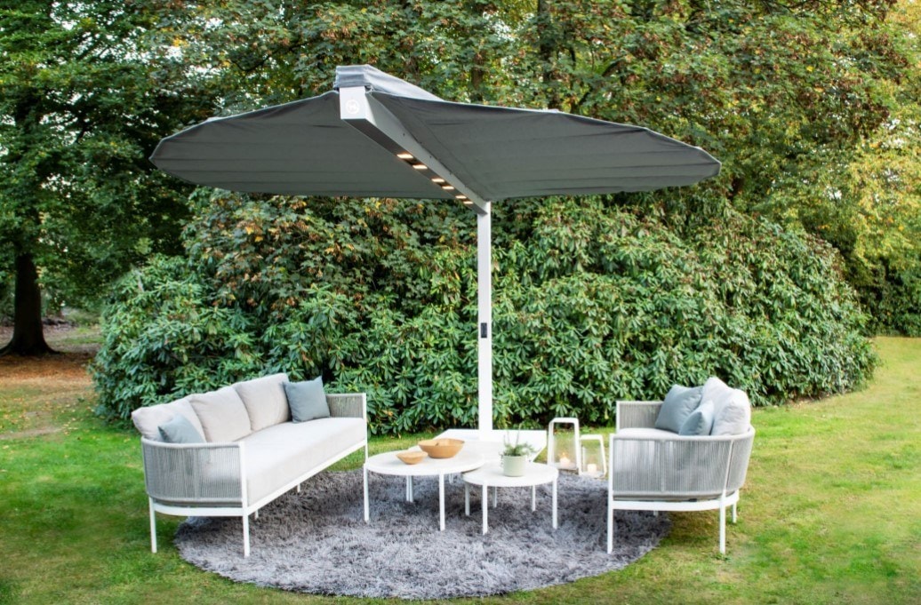 Vela Leaf grigia sopra un salotto in giardino