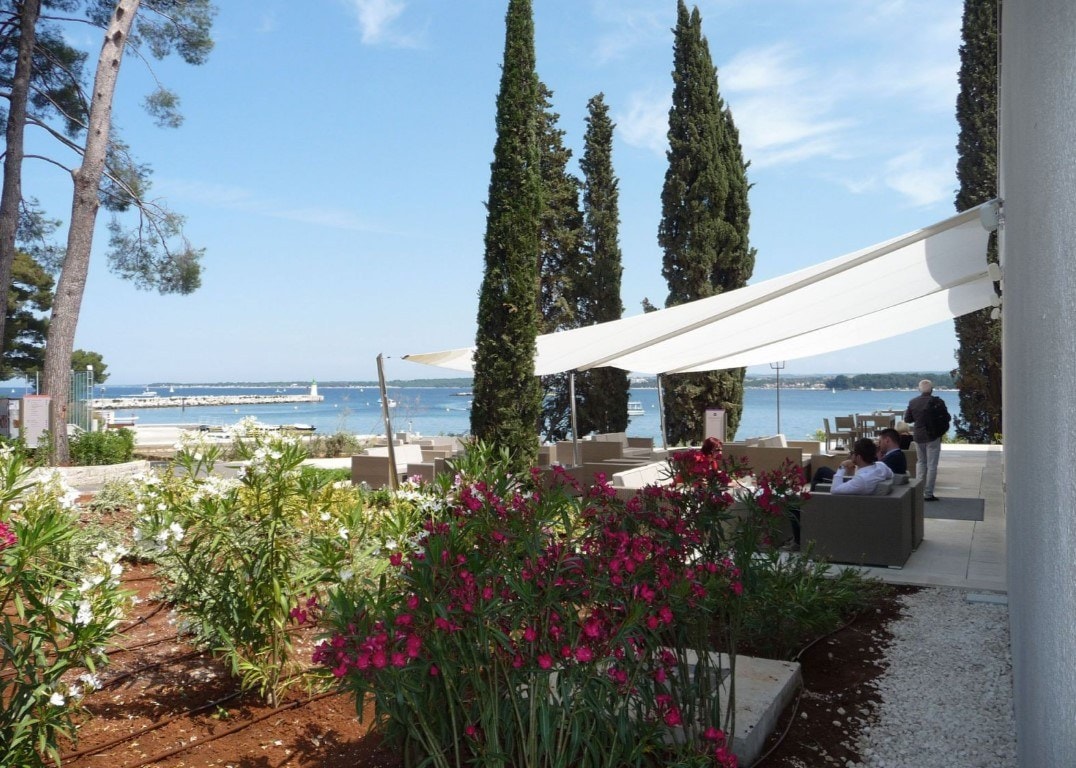 Vela Levante su un giardino fiorito con vista mare