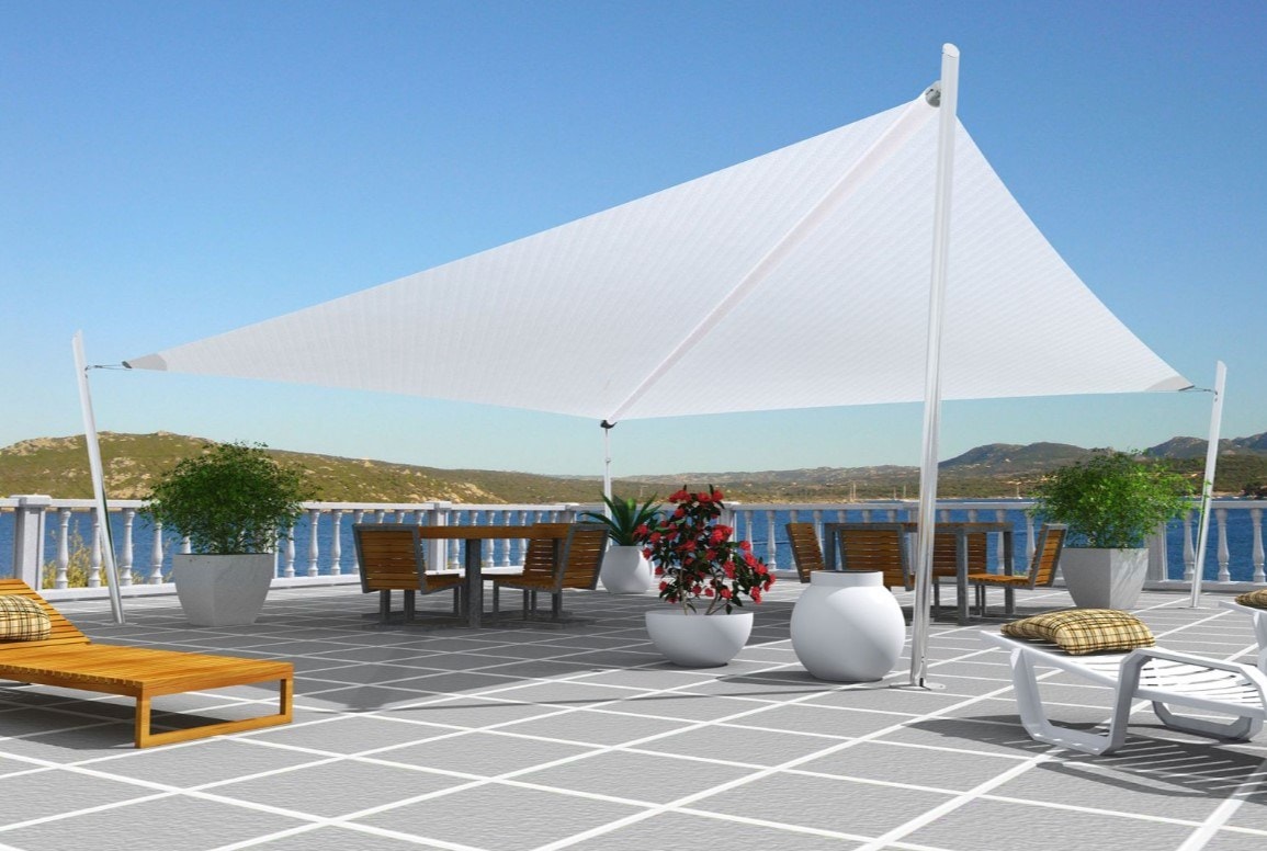 Vela Maestrale su una terrazza sul mare, con sdraio e tavoli
