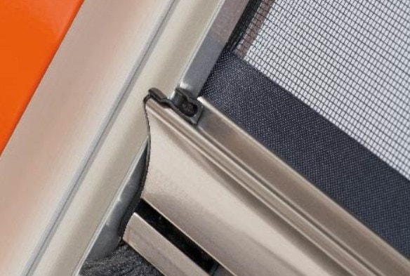 Dettaglio del cassonetto di una zanzariera Serie R Titanium