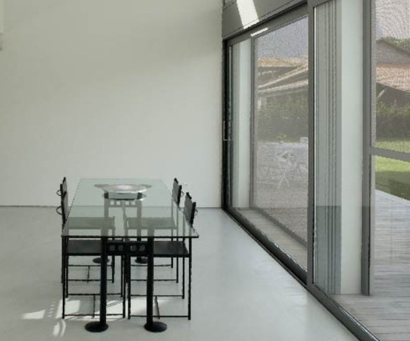 Grande vetrata con zanzariera verticale in una sala da pranzo