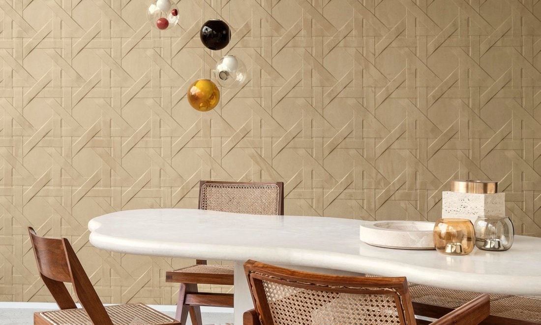 Tavolo da pranzo davanti a una parete beige a rilievo geometrico