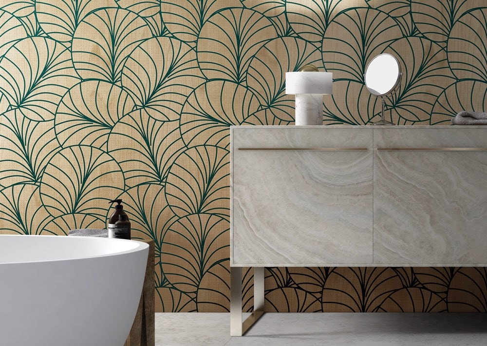 Bagno con vasca e parete beige a ventagli dorati