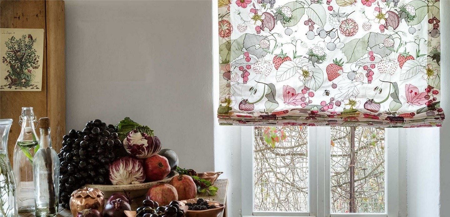 Tenda a pacchetto a fiori e frutti sopra la finestra di una cucina