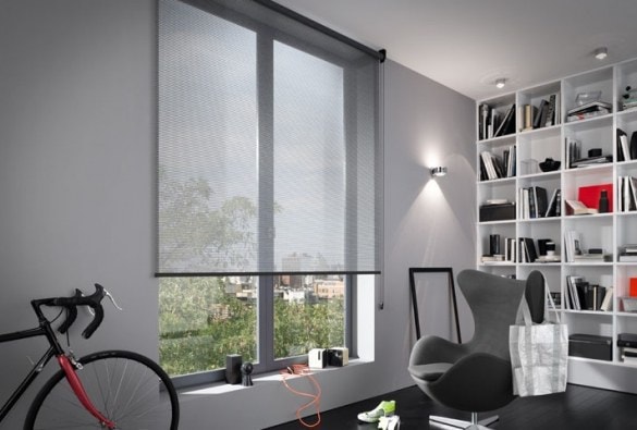 Studio con libreria bianca, bicicletta e tenda a rullo grigia