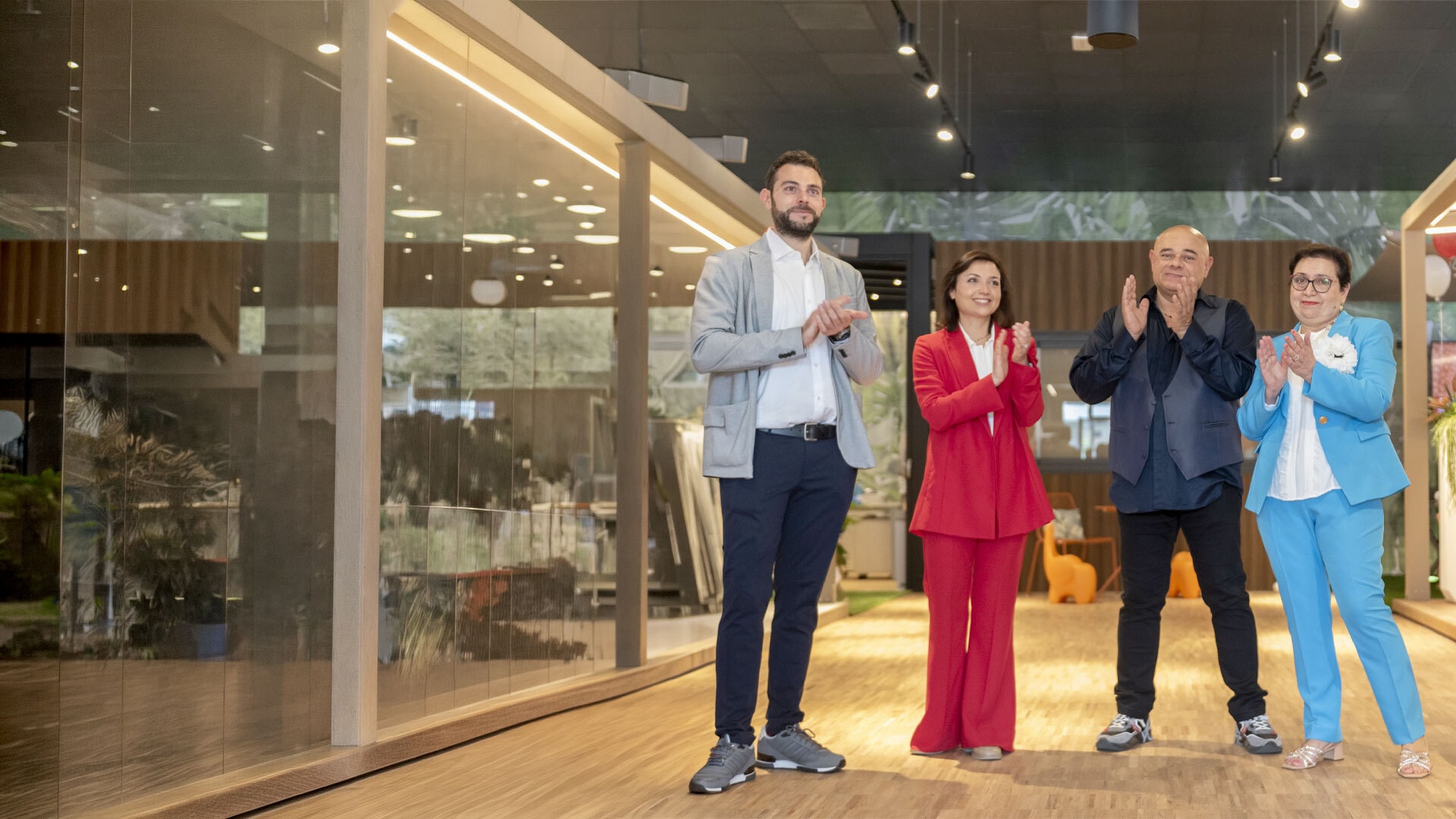 La famiglia Raggini applaude all’interno dello showroom