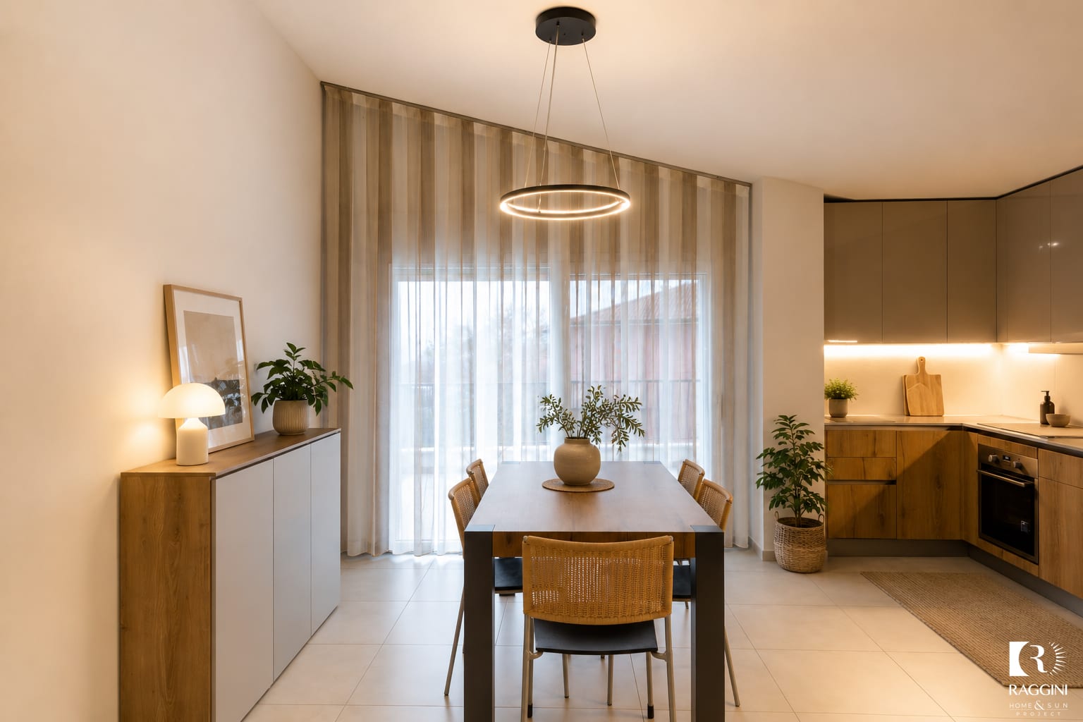 Zona giorno di Casa M con tende in rete giro inglese che seguono la pendenza della copertura