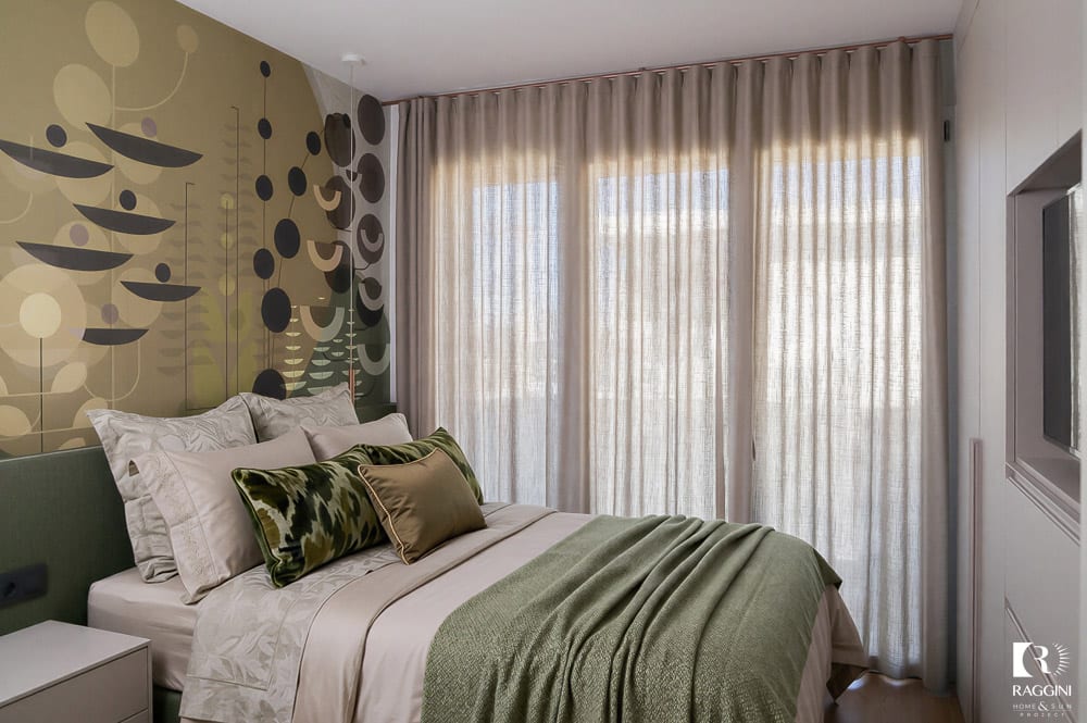 Interno di Casa RM con carta da parati decorativa e tende coordinate