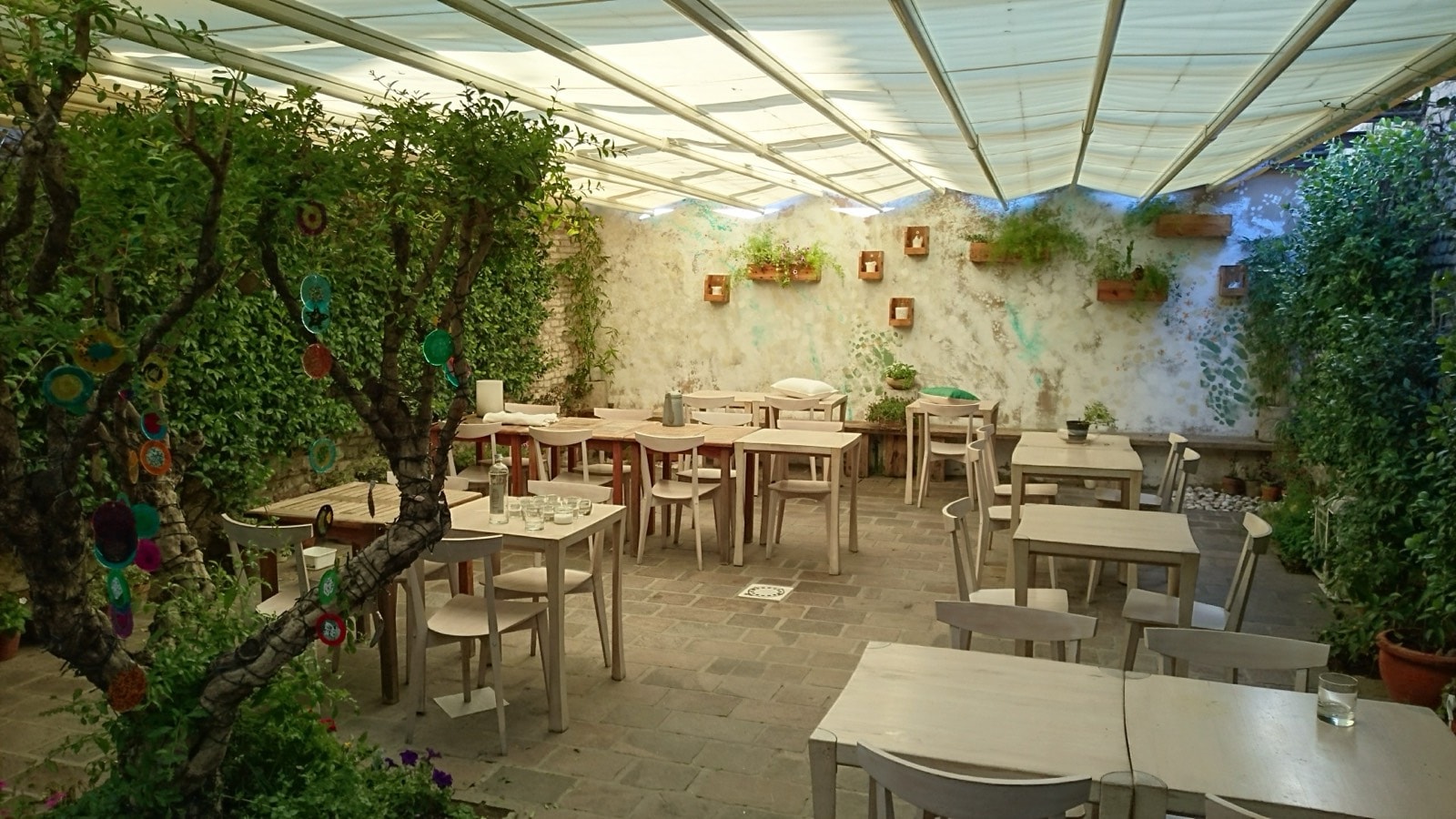 Corte del Ristorante Abocar con tavoli apparecchiati sotto la copertura a telo