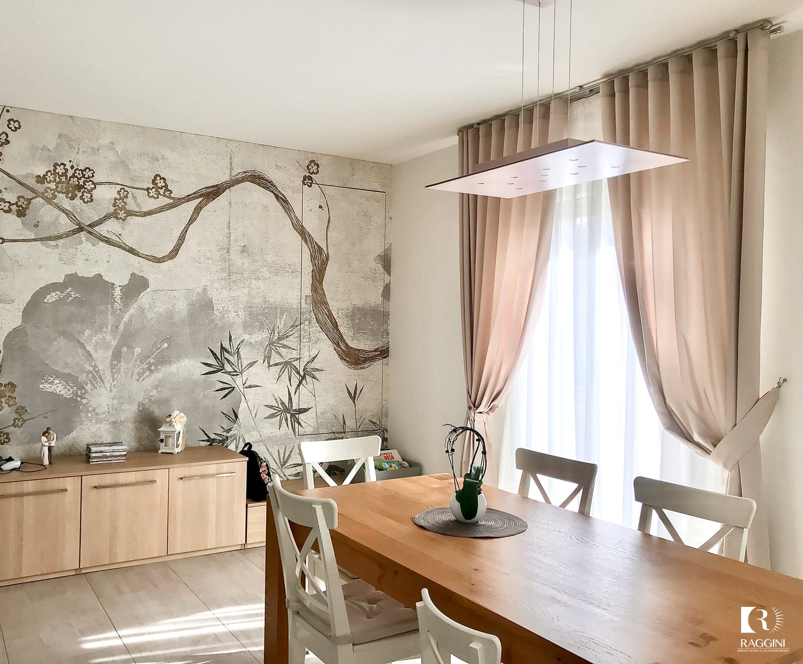 Zona giorno di Casa LC a San Marino con carta da parati sulla parete living e doppia tenda rosa cipria