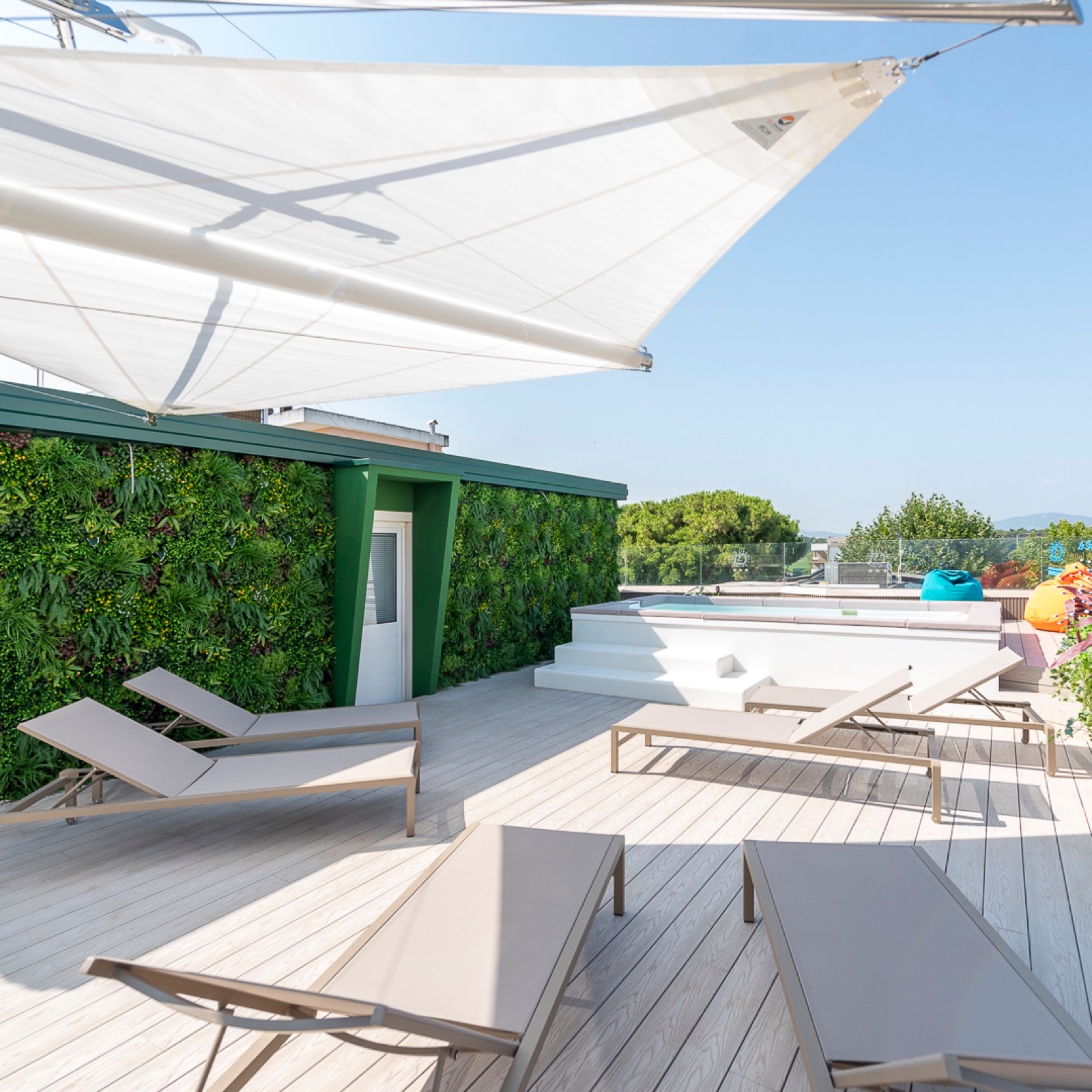 Lettini accanto alla piscina idromassaggio sul rooftop dell’Hotel Albatros