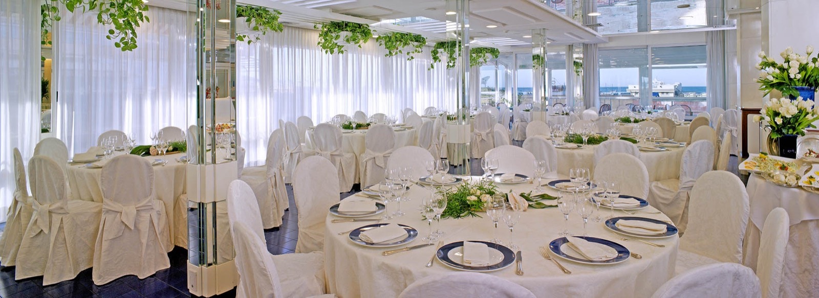 Sala dell’Hotel Atlantic allestita per un evento, con tende bianche
