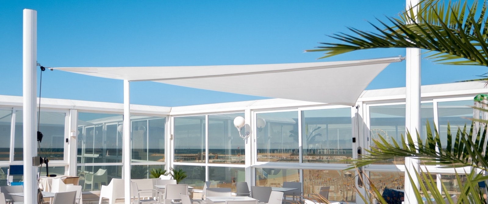 Vela ombreggiante bianca tesa sopra la terrazza panoramica dell'Hotel Baia Imperiale