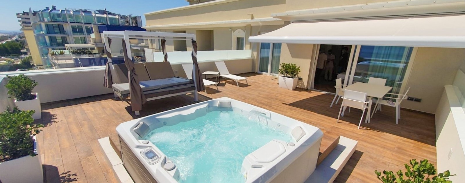 Terrazza vista mare della suite dell'Hotel Litoraneo con vasca idromassaggio