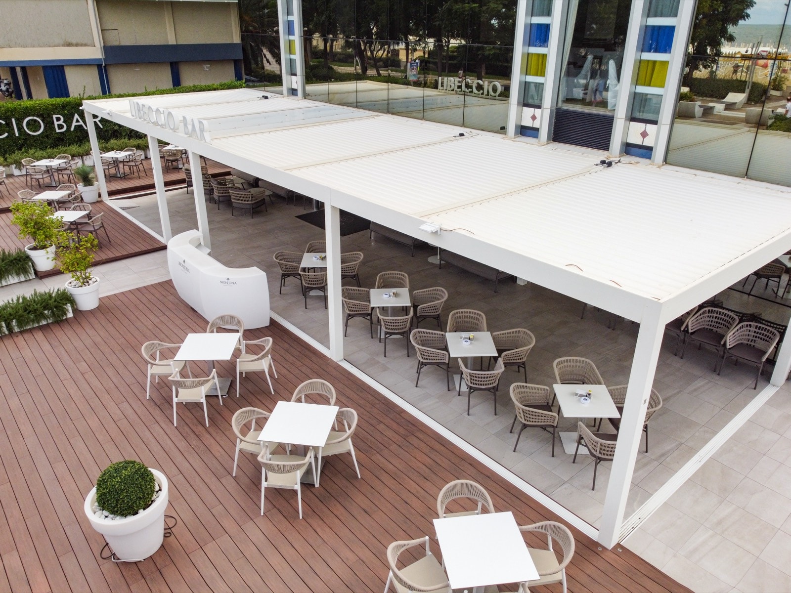 Grande pergola bianca a lamelle sopra il dehors dell'Hotel Nautico