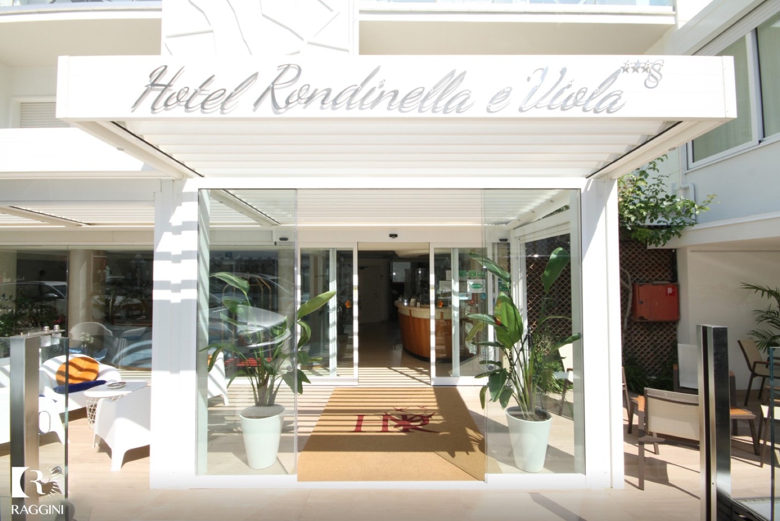 Ingresso dell'Hotel Rondinella e Viola sotto la pergola bioclimatica bianca