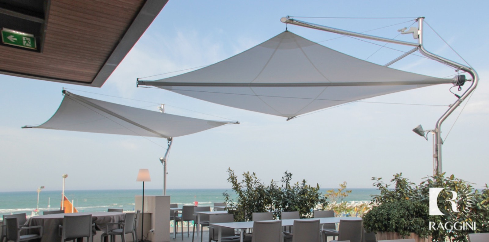 Vele ombreggianti a un palo sopra la terrazza sul mare de La Fattoria del Mare