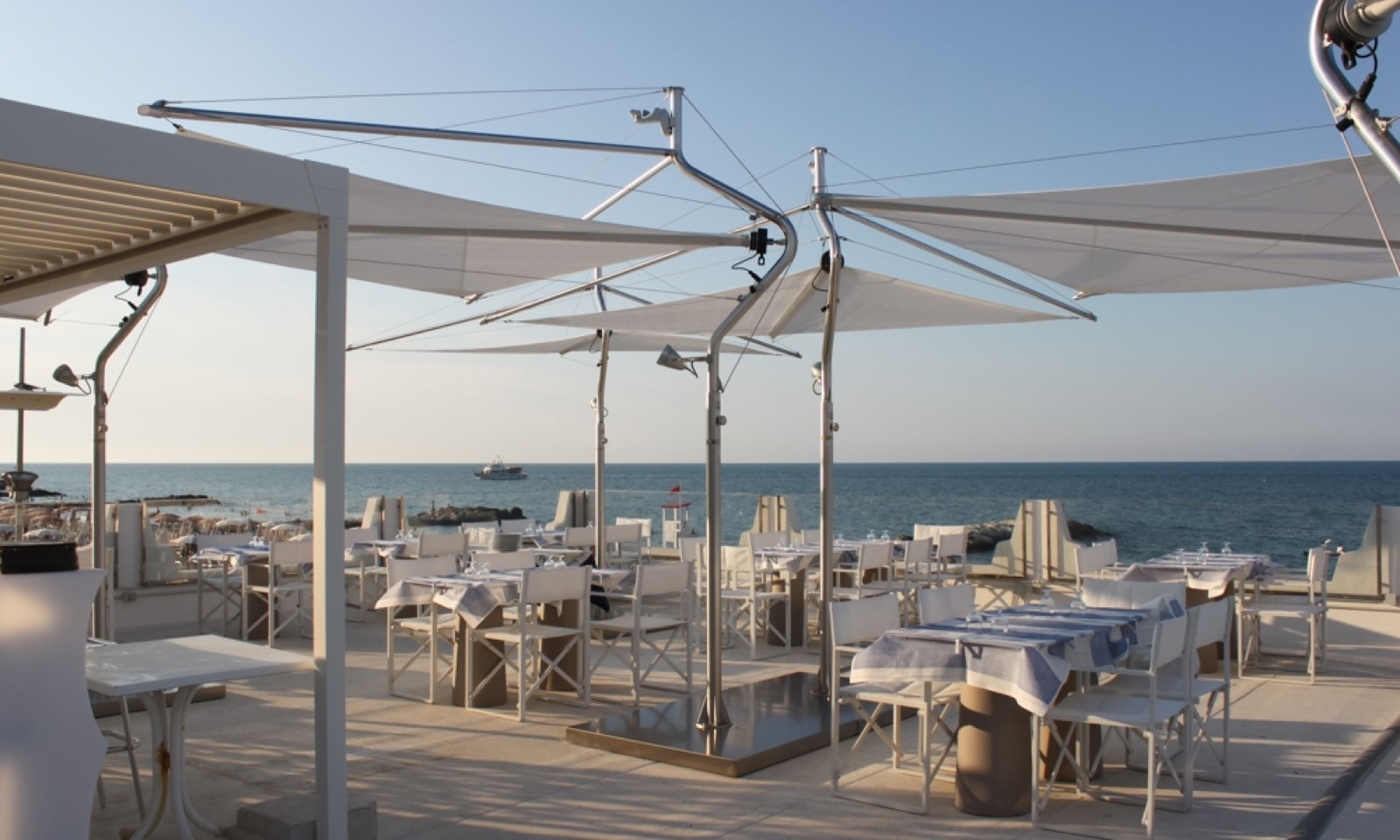 Terrazza sul mare del Ristorante La Piazzetta con vele motorizzate e pergola bioclimatica