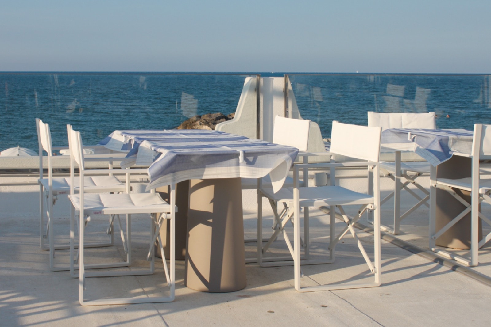 Tavoli apparecchiati sulla terrazza sul mare del Ristorante La Piazzetta