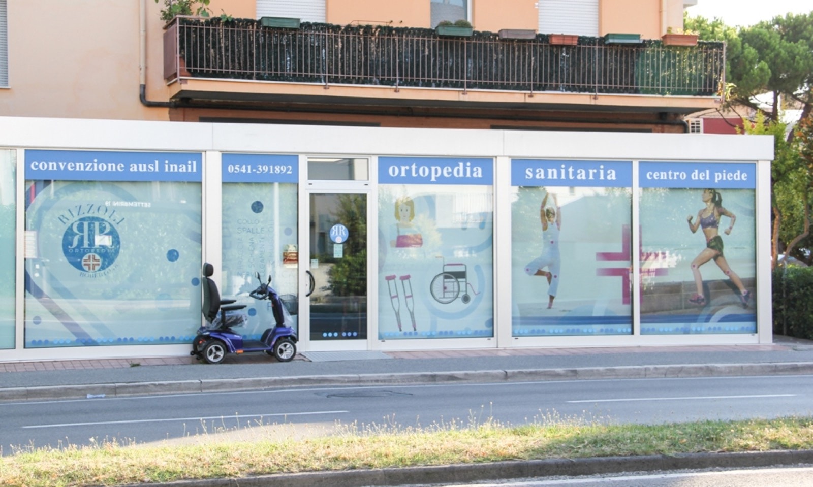 Vetrine dell'Ortopedia Rizzoli con tende a rullo stampate con grafica personalizzata