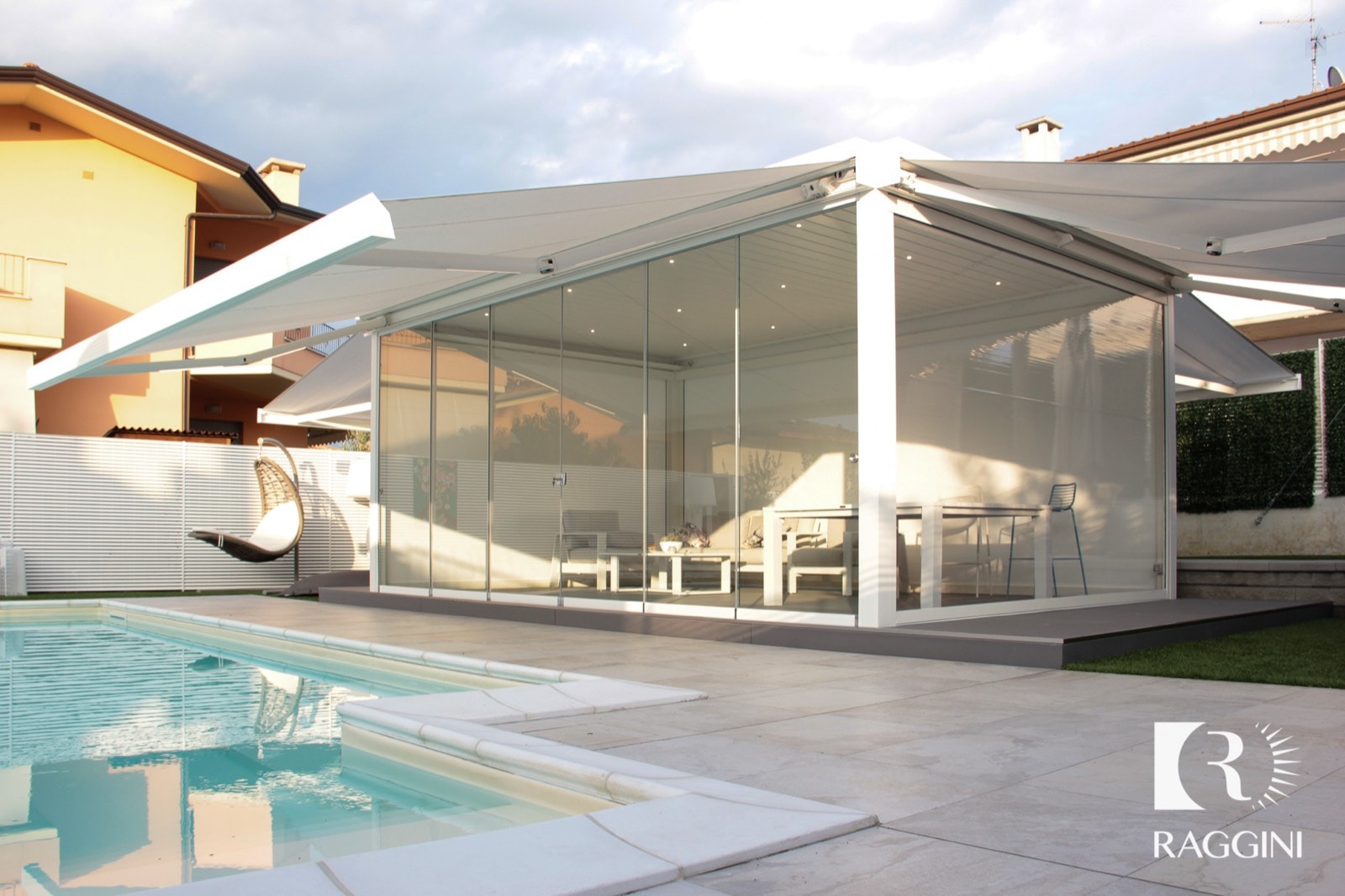 Pergola bioclimatica a bordo piscina, foto 1 di 12
