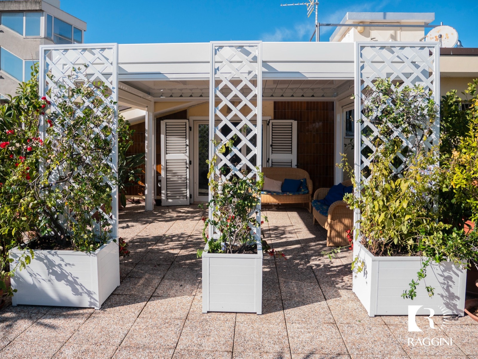 Pergola bioclimatica con fioriere, foto 1 di 14