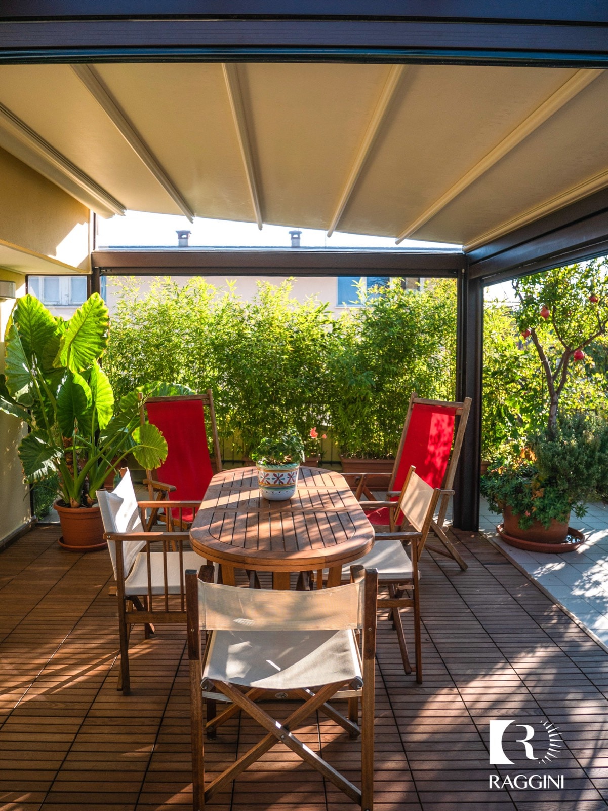 Pergola addossata con chiusure e pedana in legno, foto 1 di 10