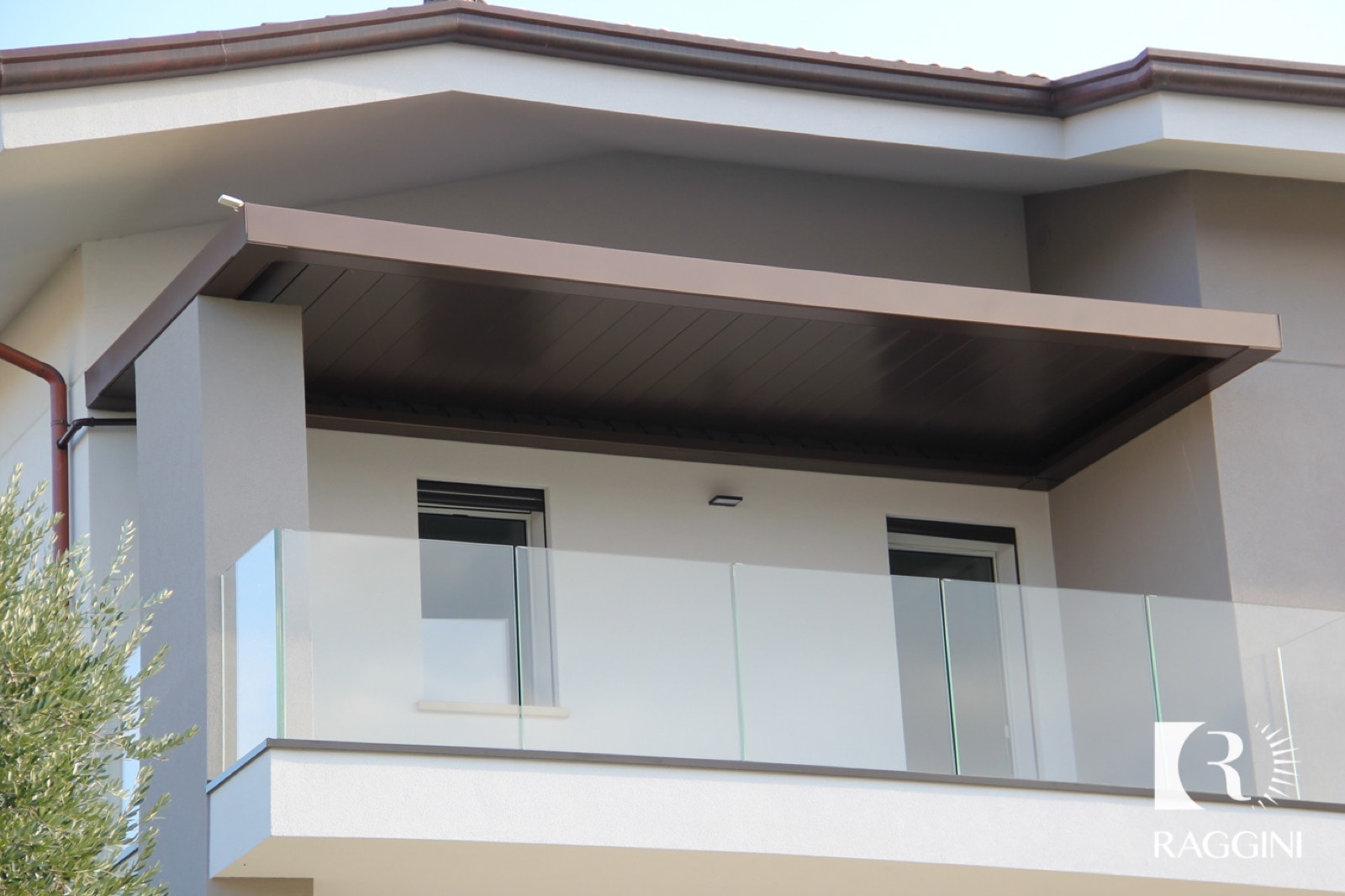 Pergola bioclimatica marrone a lamelle sulla terrazza di una casa