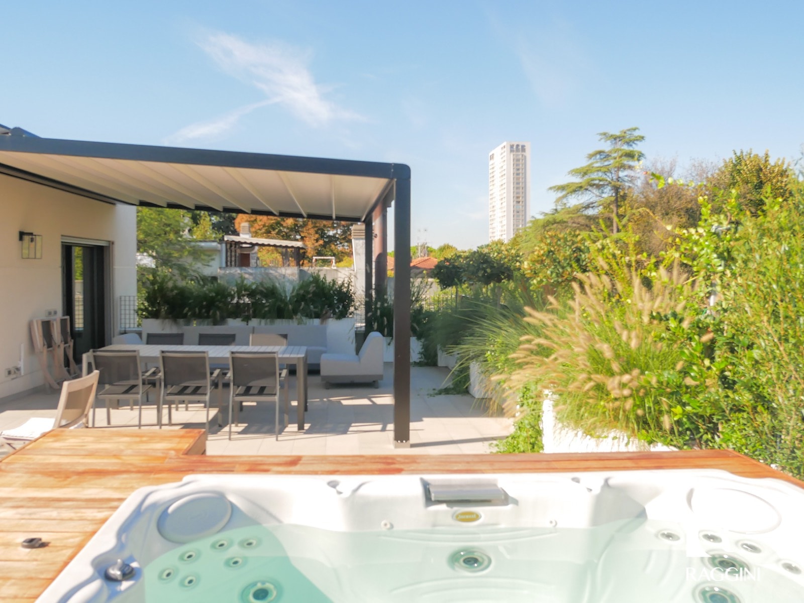 Pergola addossata con mini piscina, foto 1 di 9