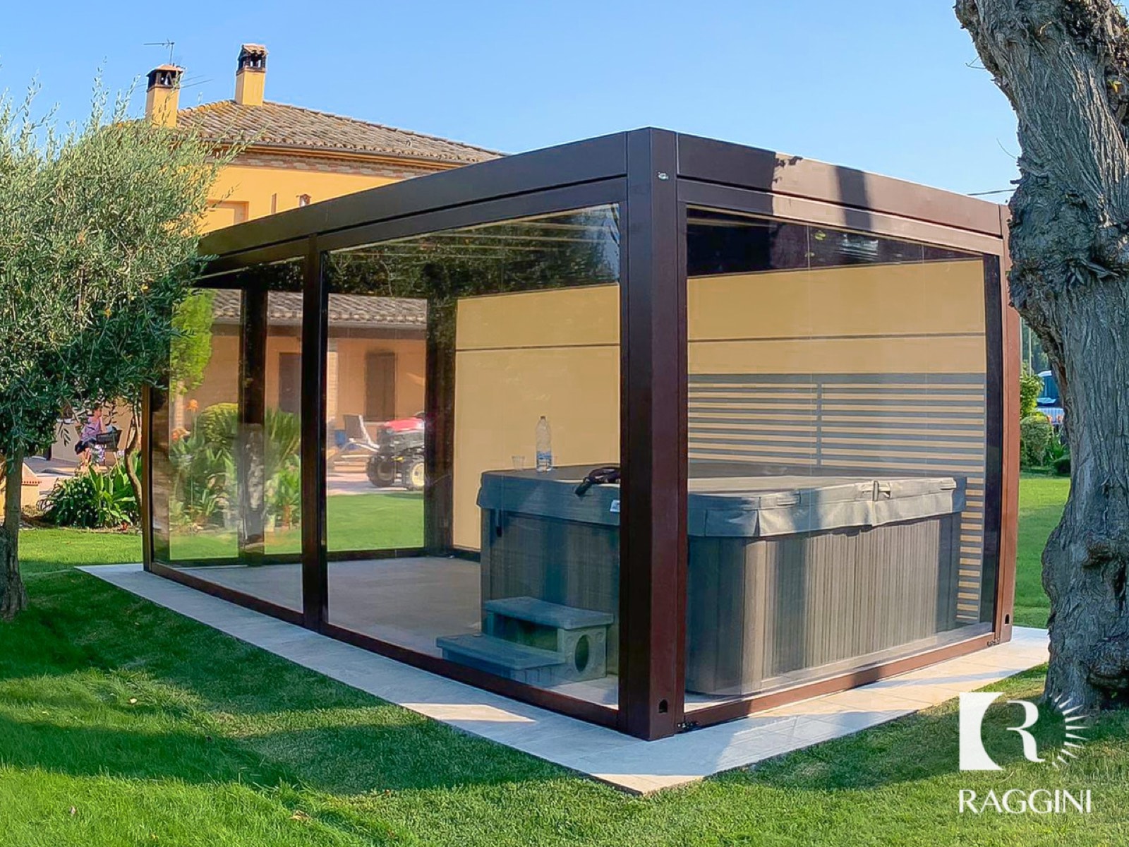 Pergola con chiusure windy e vasca idromassaggio, foto 1 di 6