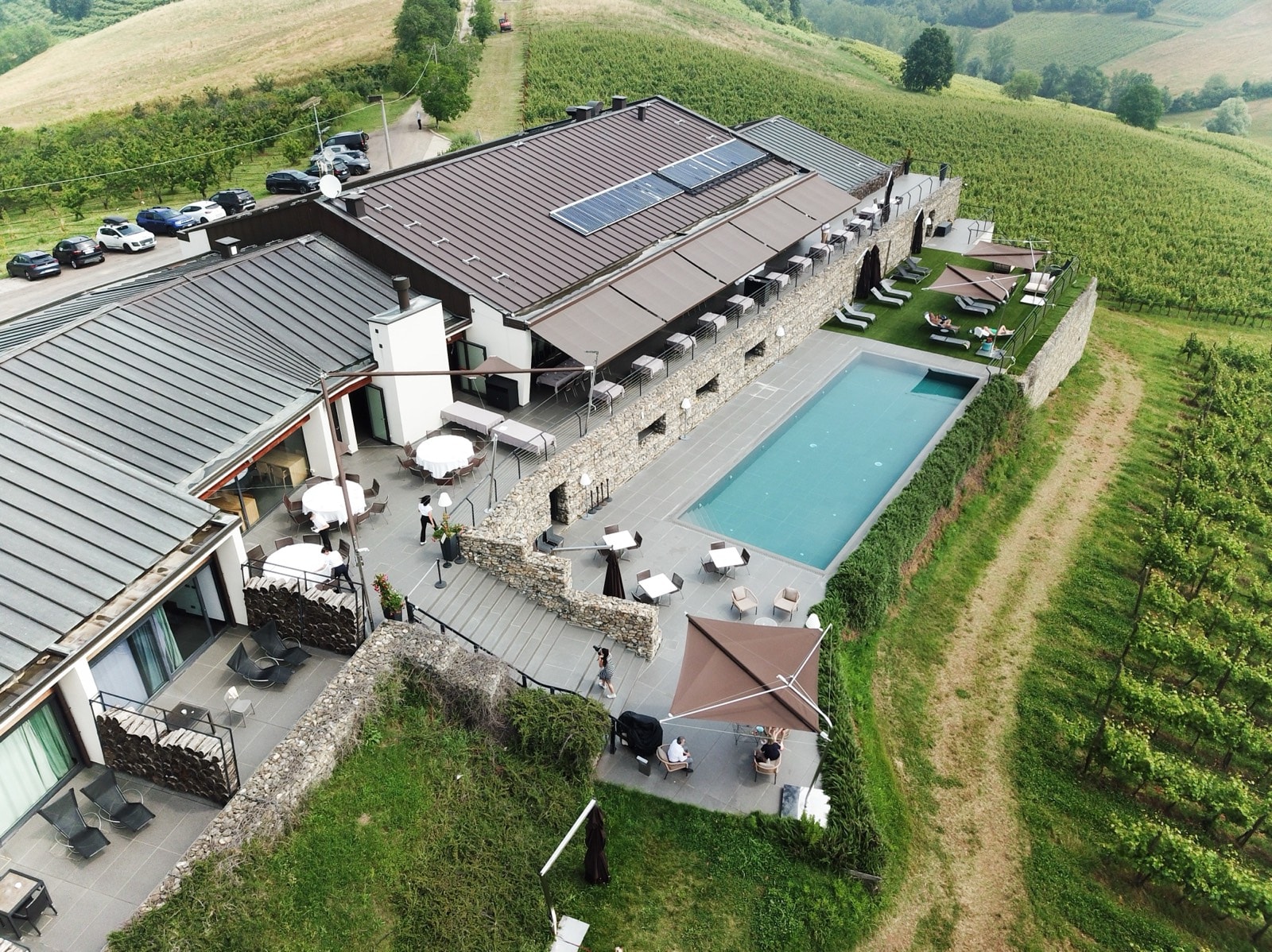 Resort Opera02 visto dall'alto fra i vigneti, con la piscina