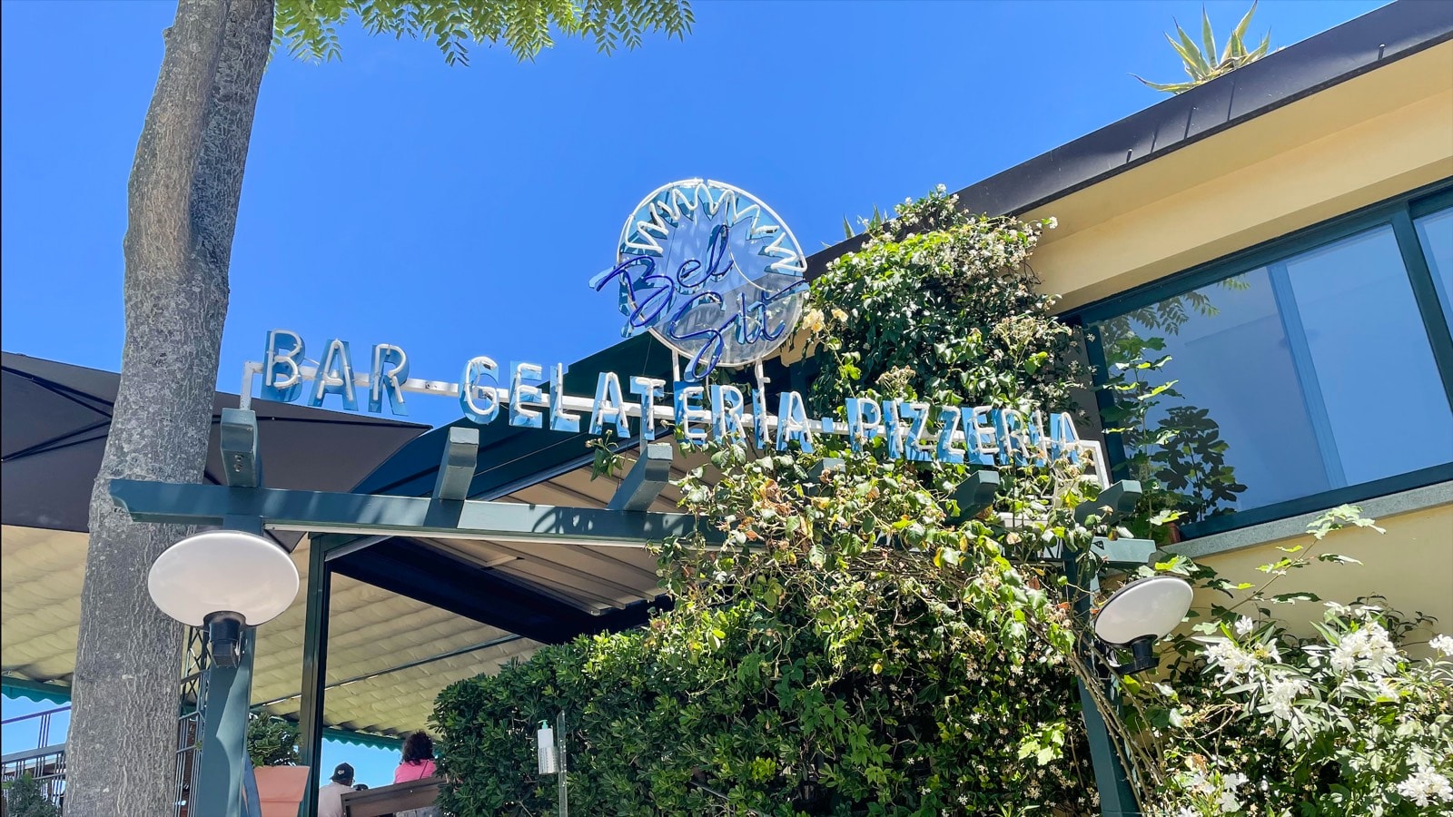Ingresso del Ristorante Bel Sit con la nuova copertura, sopra il mare di Gabicce