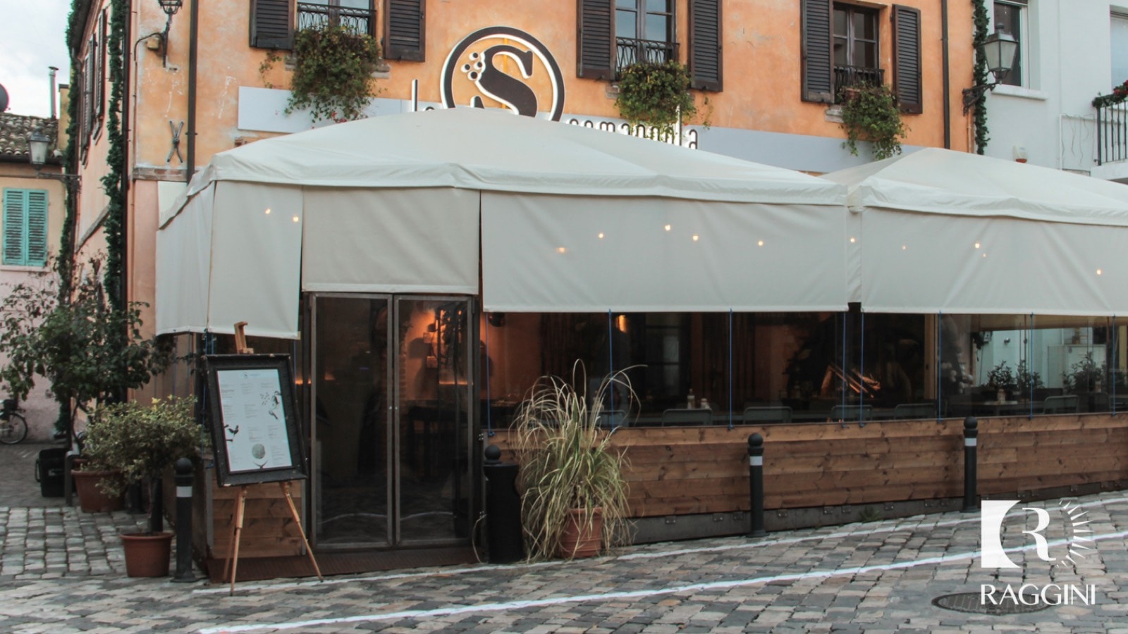 Dehors del Ristorante La Esse Romagnola con copertura a telo nel Borgo San Giuliano