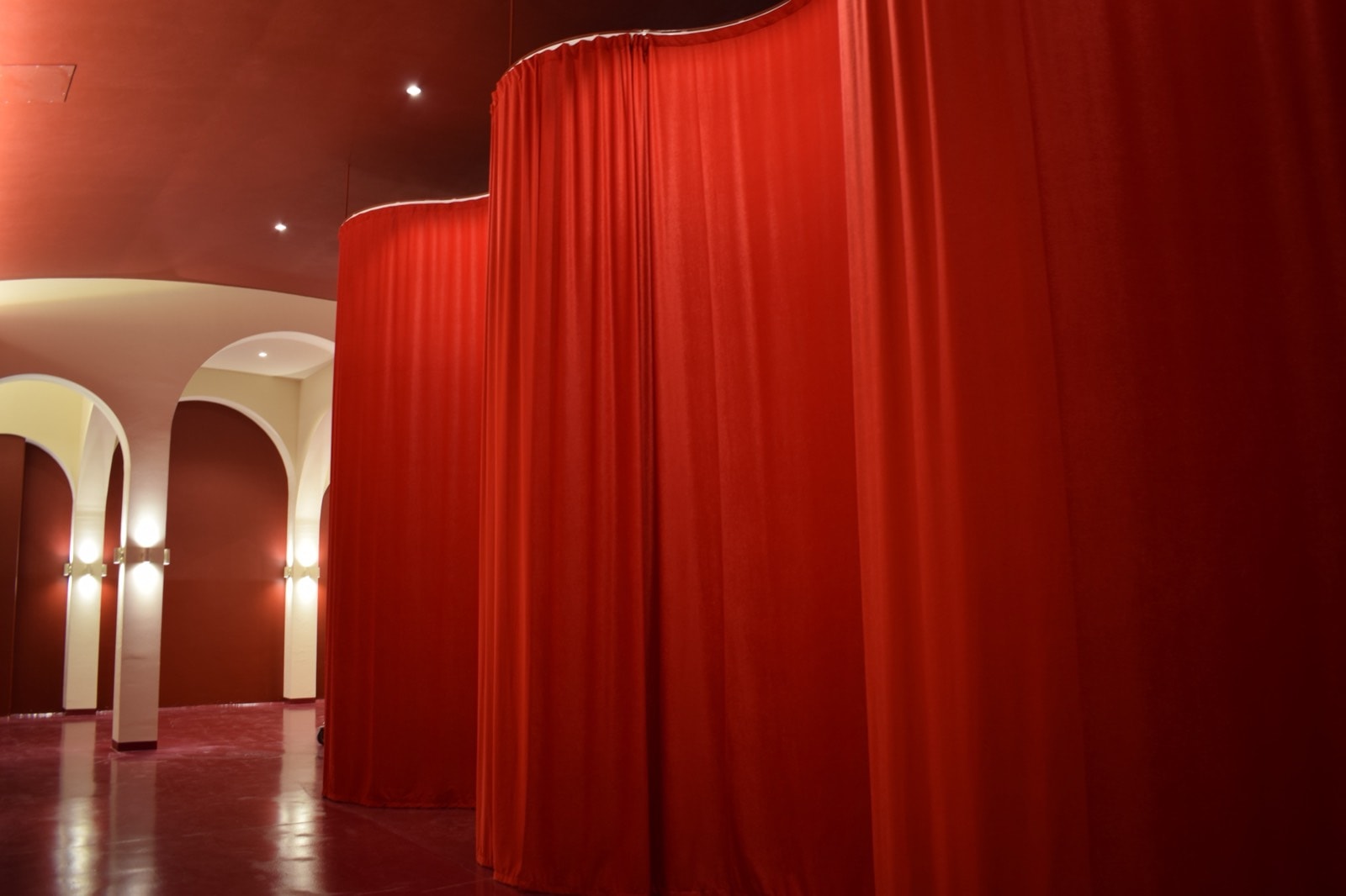 Tendaggi in velluto rosso su binario curvo nella sala della Tenuta del Monsignore