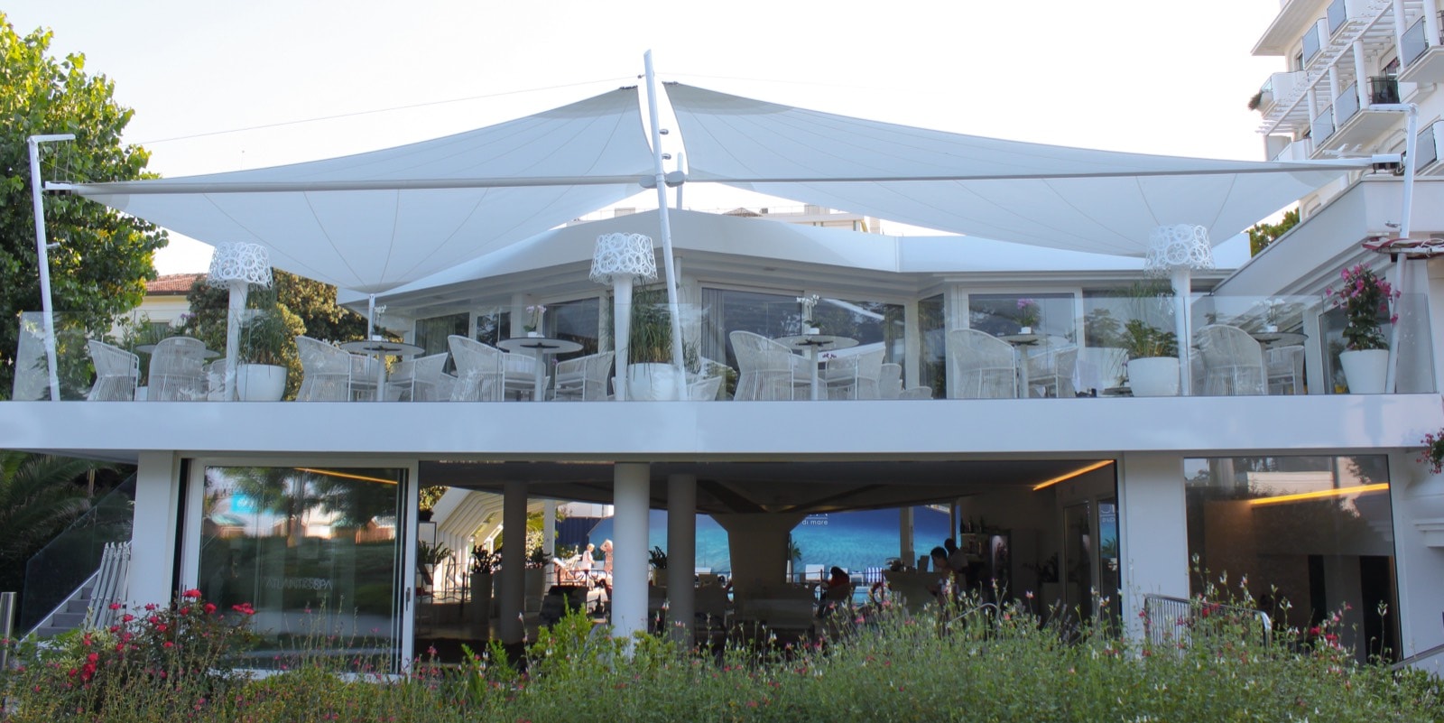 Vele ombreggianti bianche sopra la terrazza dell’Hotel Atlantic