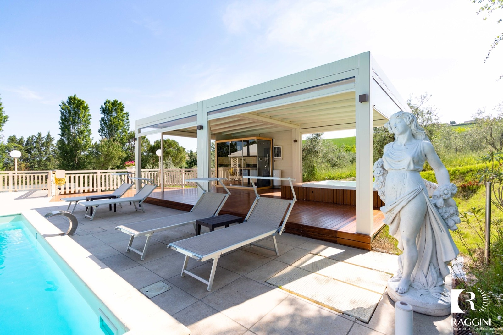 Pergola bianca su misura con chiusure in crystal accanto alla piscina di Villa Ca' Viola