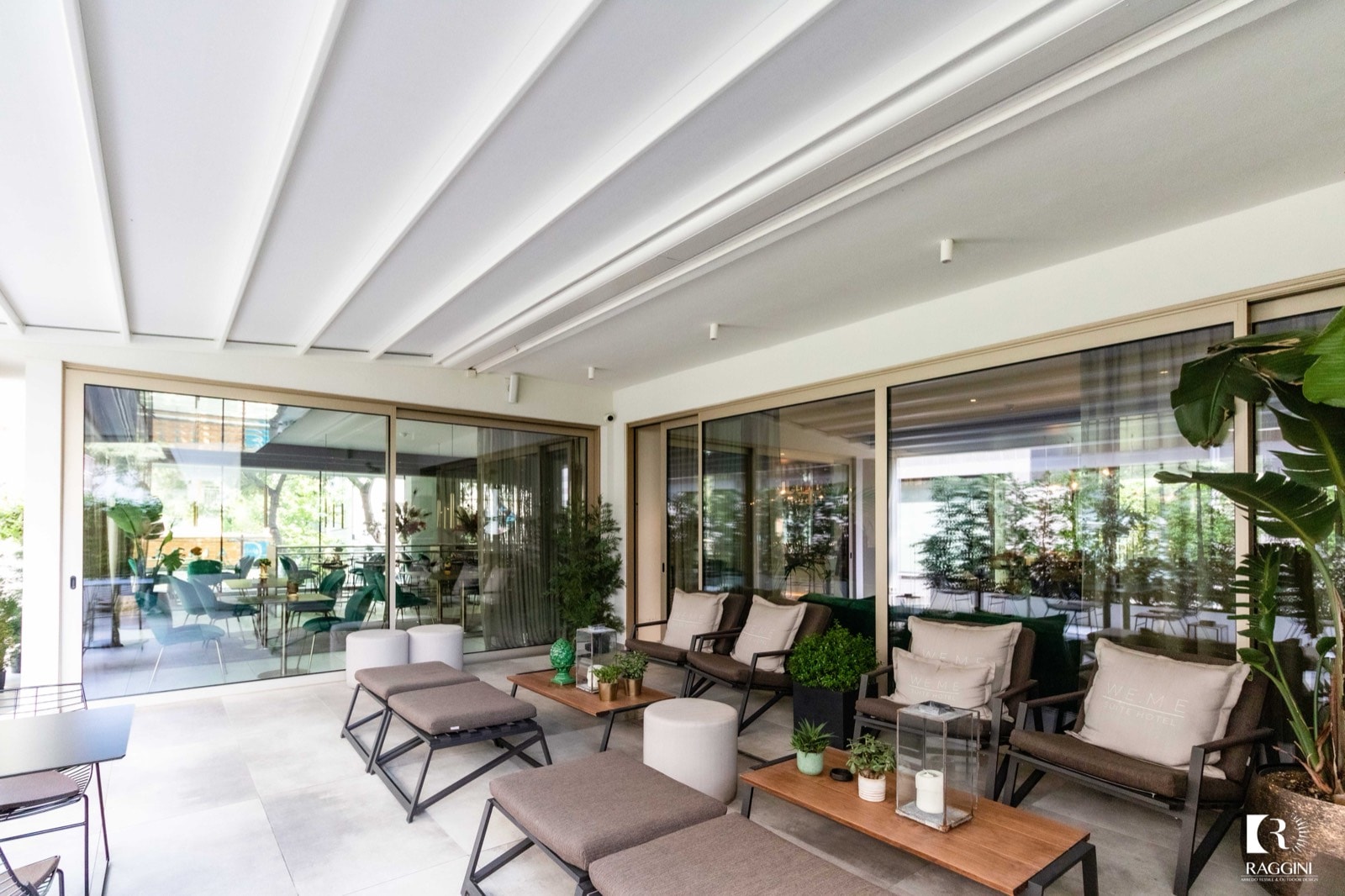 Area lounge del WE.ME Suite Hotel sotto una pergola bianca a telo retrattile
