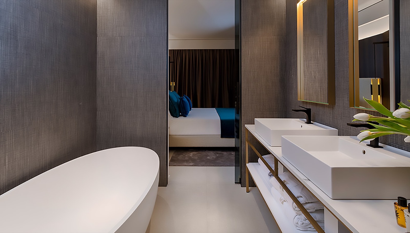 Bagno di una suite con vasca freestanding e doppio lavabo