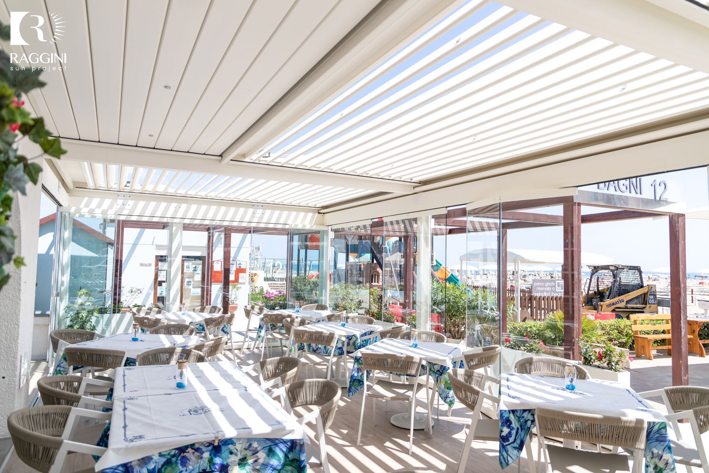 Dehors del Ristorante La Bussola sotto una pergola bioclimatica, con tavoli apparecchiati