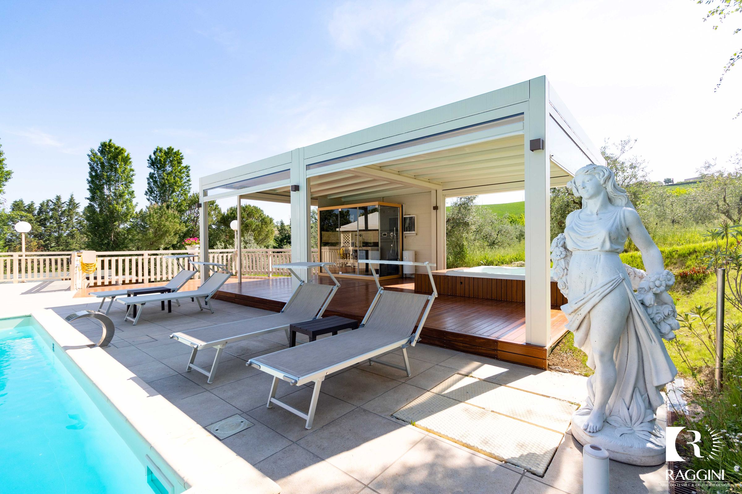 Pergola bianca con chiusure in crystal che ospita una spa, accanto alla piscina di Villa Ca' Viola